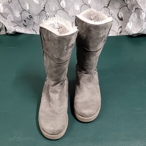 **Women's Gray Suede Shearling Winter Boots**